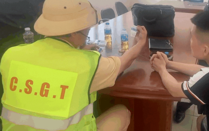 Dừng xe ngủ trên cao tốc, tài xế "lộ" dương tính ma túy và cồn