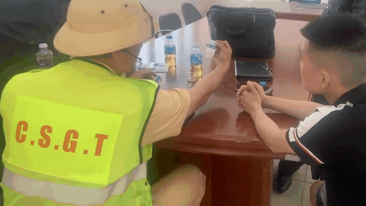 Dừng xe ngủ trên cao tốc, tài xế 'lộ' dương tính ma túy và cồn- Ảnh 2.