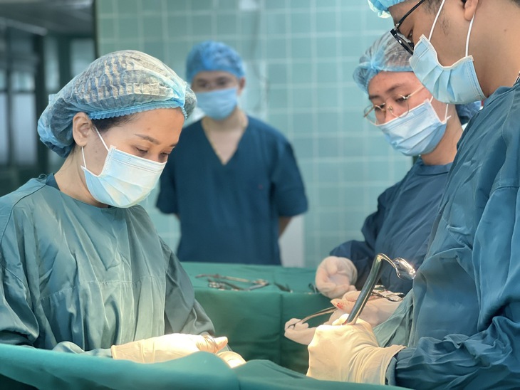 Xuyên đêm chạy đua với tử thần cứu sản phụ nguy kịch- Ảnh 2.