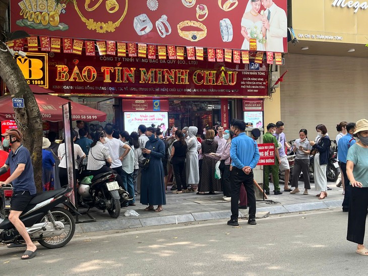Giá vàng bất ngờ 'hạ nhiệt', người dân xếp hàng gom vàng nhẫn- Ảnh 1.