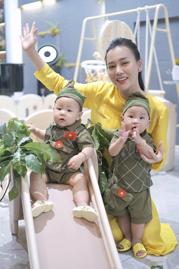 Cặp song sinh nhà Phương Oanh gây sốt với trang phục áo trấn thủ, mũ ca lô- Ảnh 1.
