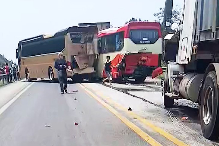 5 xe đâm liên hoàn trên cao tốc Nội Bài - Lào Cai, 1 tài xế mắc kẹt- Ảnh 2.