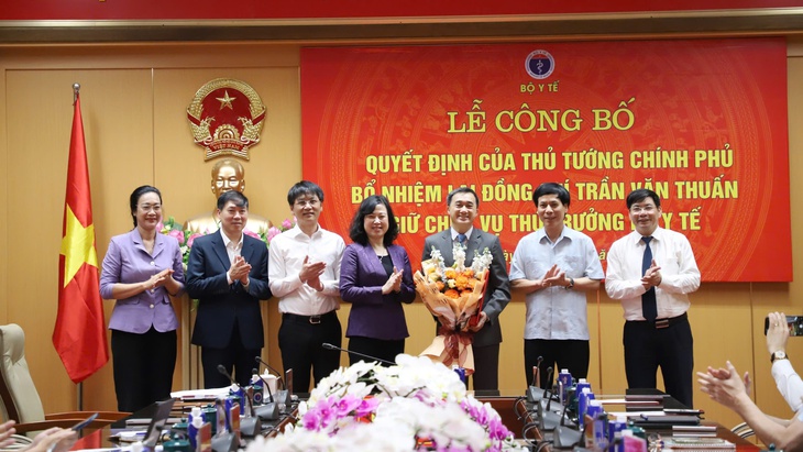 Công bố quyết định bổ nhiệm lại Thứ trưởng Bộ Y tế Trần Văn Thuấn- Ảnh 2. Công bố quyết định bổ nhiệm lại Thứ trưởng Bộ Y tế Trần Văn Thuấn- Ảnh 2.