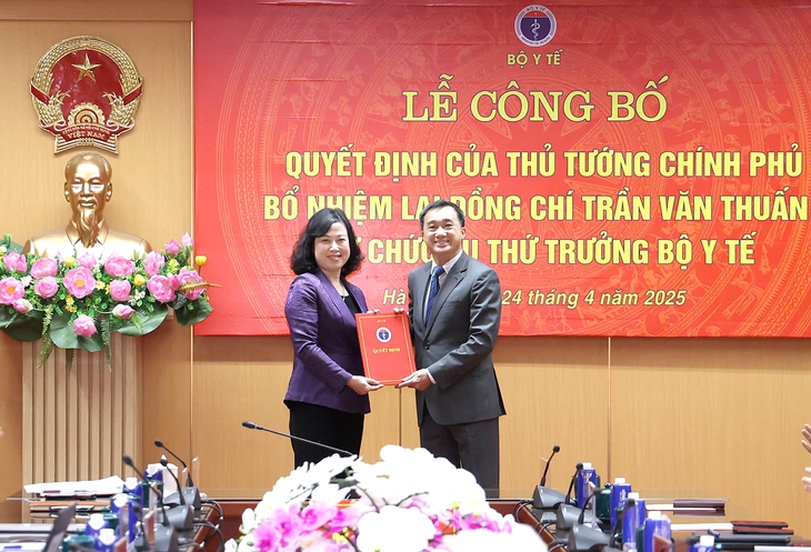 Công bố quyết định bổ nhiệm lại Thứ trưởng Bộ Y tế Trần Văn Thuấn- Ảnh 1. Công bố quyết định bổ nhiệm lại Thứ trưởng Bộ Y tế Trần Văn Thuấn- Ảnh 1.