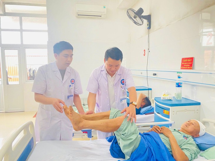 Tấm gỗ đổ vào đầu khiến người đàn ông chấn thương sọ não nặng- Ảnh 1.