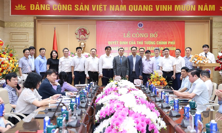 Công bố quyết định bổ nhiệm lại Thứ trưởng Bộ Y tế Trần Văn Thuấn- Ảnh 7. Công bố quyết định bổ nhiệm lại Thứ trưởng Bộ Y tế Trần Văn Thuấn- Ảnh 7.