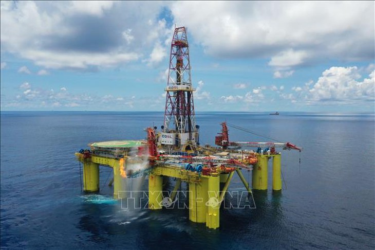 Giá dầu giảm 2% do OPEC+ có thể tiếp tục tăng sản lượng- Ảnh 1.