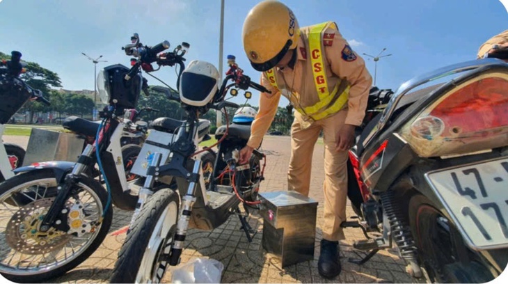 Gần 70 thanh thiếu niên mang xe điện độ chế biểu diễn để quay video câu view- Ảnh 2.