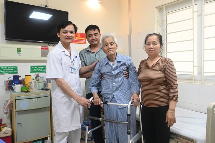 Thay khớp háng cho cụ ông 99 tuổi bị gãy cổ xương đùi- Ảnh 2. Thay khớp háng cho cụ ông 99 tuổi bị gãy cổ xương đùi- Ảnh 2.