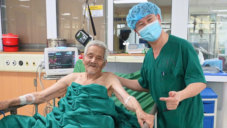 Thay khớp háng cho cụ ông 99 tuổi bị gãy cổ xương đùi- Ảnh 1. Thay khớp háng cho cụ ông 99 tuổi bị gãy cổ xương đùi- Ảnh 1.