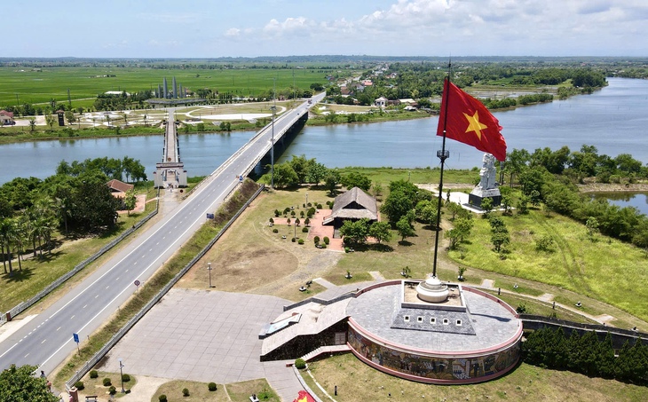 Những cuộc chiến 'không tiếng súng' và chuyện người may cờ Tổ quốc ở vĩ tuyến 17- Ảnh 1.