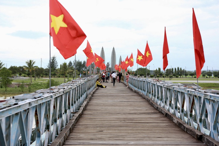 Những cuộc chiến 'không tiếng súng' và chuyện người may cờ Tổ quốc ở vĩ tuyến 17- Ảnh 4.