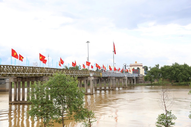 Những cuộc chiến 'không tiếng súng' và chuyện người may cờ Tổ quốc ở vĩ tuyến 17- Ảnh 3.