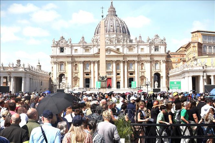 Hàng chục nghìn người đổ về Vatican tiễn biệt Giáo hoàng Francis- Ảnh 1.