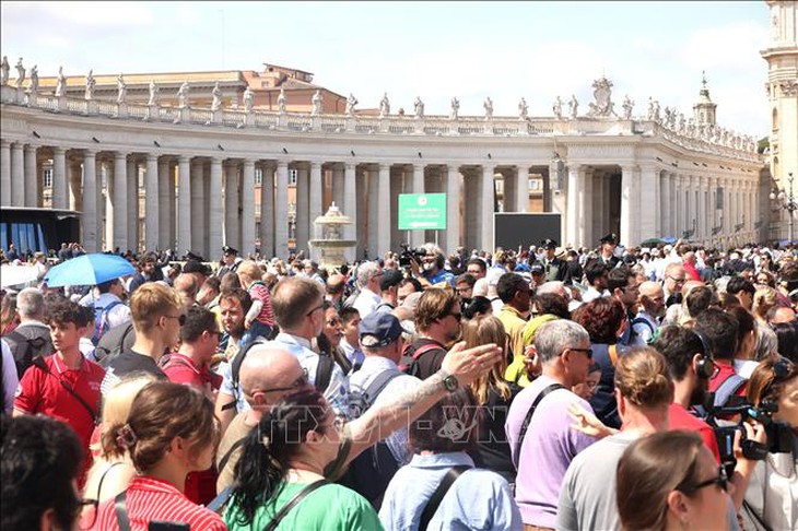Hàng chục nghìn người đổ về Vatican tiễn biệt Giáo hoàng Francis- Ảnh 2.