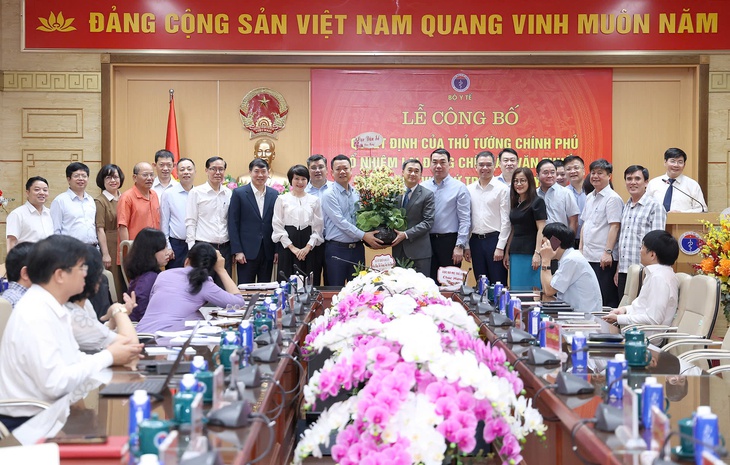 Công bố quyết định bổ nhiệm lại Thứ trưởng Bộ Y tế Trần Văn Thuấn- Ảnh 6. Công bố quyết định bổ nhiệm lại Thứ trưởng Bộ Y tế Trần Văn Thuấn- Ảnh 6.