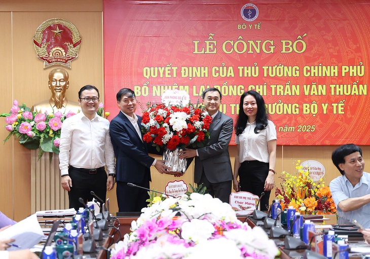 Công bố quyết định bổ nhiệm lại Thứ trưởng Bộ Y tế Trần Văn Thuấn- Ảnh 5. Công bố quyết định bổ nhiệm lại Thứ trưởng Bộ Y tế Trần Văn Thuấn- Ảnh 5.