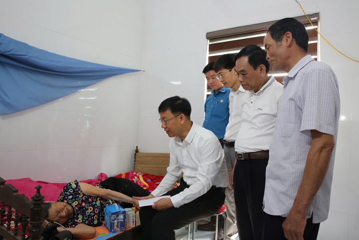 Khám, cấp thuốc và tặng quà cho thân nhân chiến sĩ công tác tại quần đảo Trường Sa- Ảnh 2.