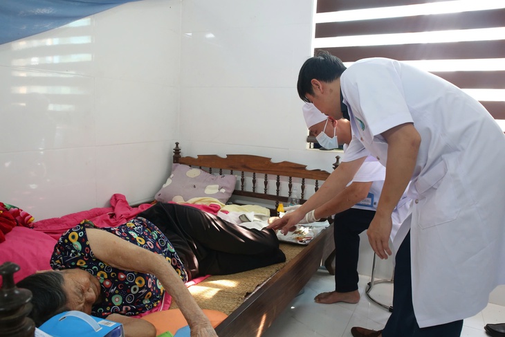 Khám, cấp thuốc và tặng quà cho thân nhân chiến sĩ công tác tại quần đảo Trường Sa- Ảnh 1.