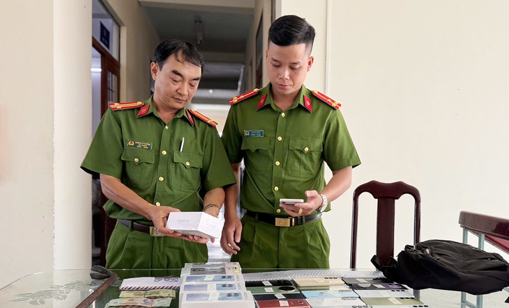 Bắt đôi nam nữ đột nhập trộm cắp hơn 80 điện thoại di động- Ảnh 3. Bắt đôi nam nữ đột nhập trộm cắp hơn 80 điện thoại di động- Ảnh 3.
