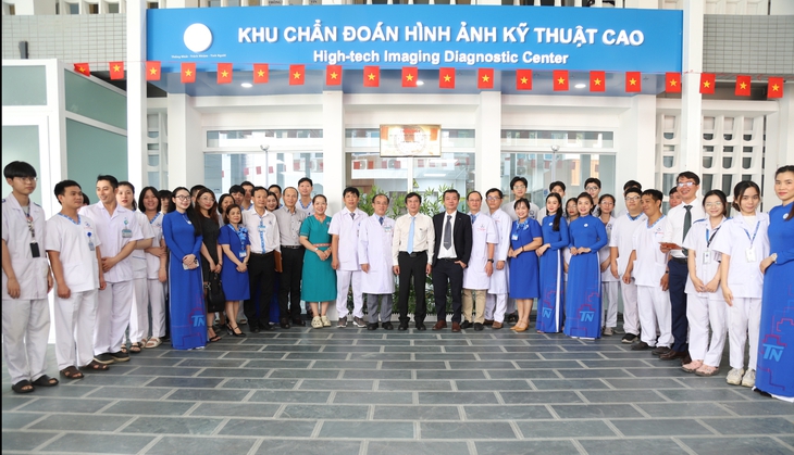 Bệnh viện Thống Nhất đón nhận loạt giải thưởng đúng dịp kỷ niệm 50 năm Ngày Giải phóng miền Nam, Thống nhất đất nước- Ảnh 2. Bệnh viện Thống Nhất đón nhận loạt giải thưởng đúng dịp kỷ niệm 50 năm Ngày Giải phóng miền Nam, Thống nhất đất nước- Ảnh 2.
