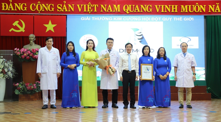 Bệnh viện Thống Nhất đón nhận loạt giải thưởng đúng dịp kỷ niệm 50 năm Ngày Giải phóng miền Nam, Thống nhất đất nước- Ảnh 4. Bệnh viện Thống Nhất đón nhận loạt giải thưởng đúng dịp kỷ niệm 50 năm Ngày Giải phóng miền Nam, Thống nhất đất nước- Ảnh 4.