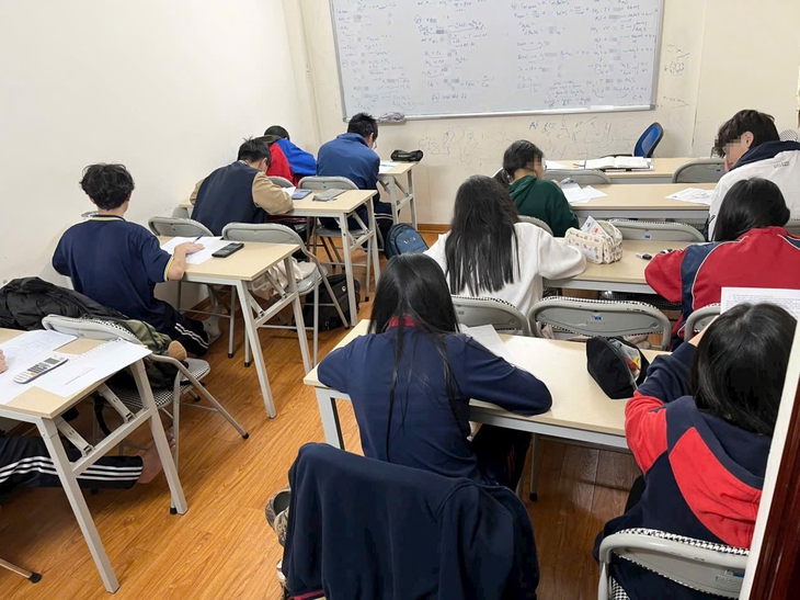 Hà Nội 'siết’ dạy thêm: Yêu cầu xử lý nghiêm giáo viên vi phạm quy định- Ảnh 1. Hà Nội 'siết’ dạy thêm: Yêu cầu xử lý nghiêm giáo viên vi phạm quy định- Ảnh 1.