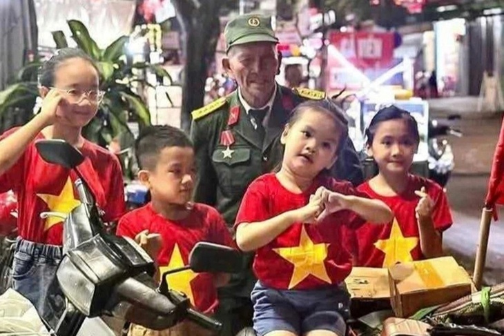 Xúc động lý do cựu binh U80 đi xe máy 1.400 km vào TPHCM xem diễu binh, diễu hành- Ảnh 3.