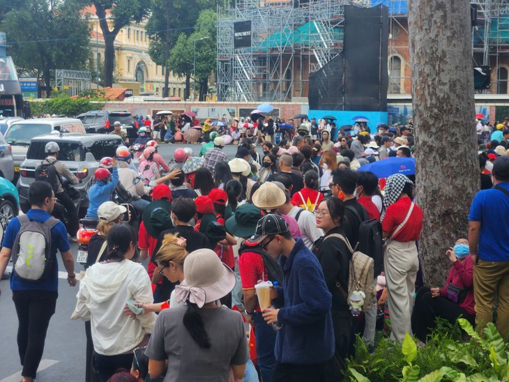 TPHCM: Nhiều con đường đông kín người chờ xem sơ duyệt lễ diễu binh, diễu hành- Ảnh 4.