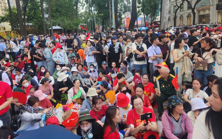TP Hồ Chí Minh: Nhiều con đường đông kín người chờ xem sơ duyệt lễ diễu binh, diễu hành