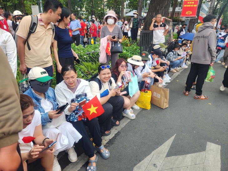 TPHCM: Nhiều con đường đông kín người chờ xem sơ duyệt lễ diễu binh, diễu hành- Ảnh 7.