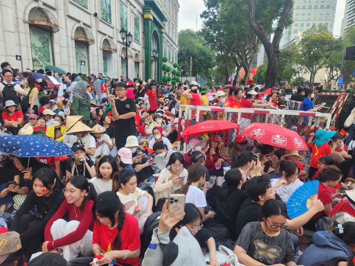 TPHCM: Nhiều con đường đông kín người chờ xem sơ duyệt lễ diễu binh, diễu hành- Ảnh 11.
