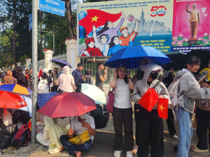 TPHCM: Nhiều con đường đông kín người chờ xem sơ duyệt lễ diễu binh, diễu hành- Ảnh 9.
