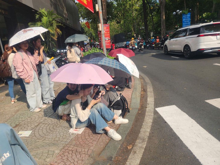 TPHCM: Nhiều con đường đông kín người chờ xem sơ duyệt lễ diễu binh, diễu hành- Ảnh 8.