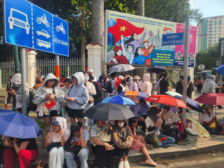 TPHCM: Nhiều con đường đông kín người chờ xem sơ duyệt lễ diễu binh, diễu hành- Ảnh 10.