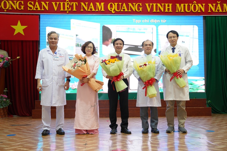 Bệnh viện Thống Nhất đón nhận loạt giải thưởng đúng dịp kỷ niệm 50 năm Ngày Giải phóng miền Nam, Thống nhất đất nước- Ảnh 1. Bệnh viện Thống Nhất đón nhận loạt giải thưởng đúng dịp kỷ niệm 50 năm Ngày Giải phóng miền Nam, Thống nhất đất nước- Ảnh 1.
