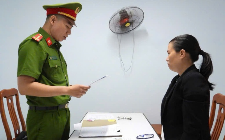 Giả danh cán bộ thanh tra lừa làm "sổ đỏ", chiếm đoạt gần 1 tỷ đồng