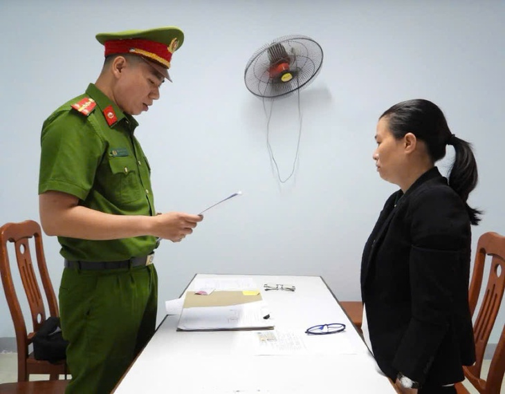 Giả danh cán bộ thanh tra lừa làm 'sổ đỏ', chiếm đoạt gần 1 tỷ đồng- Ảnh 1.