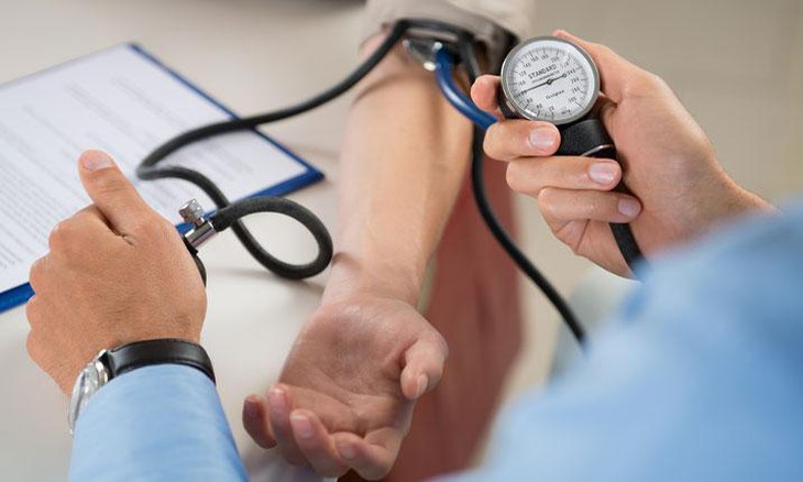 Các biện pháp kiểm soát nguy cơ tăng huyết áp mùa hè- Ảnh 1.