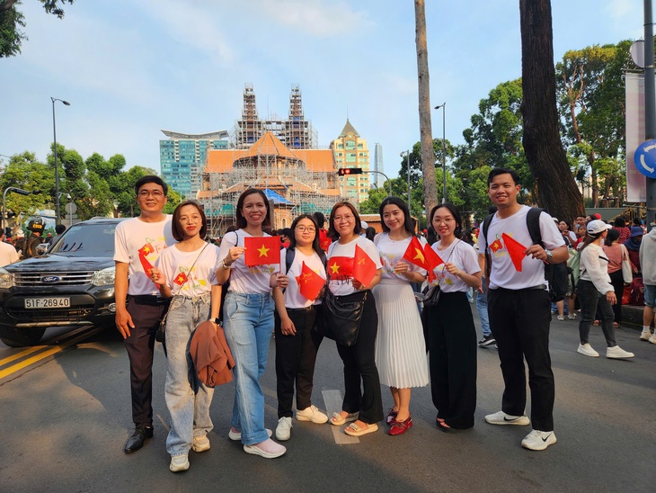 TPHCM rợp sắc cờ, chật kín người dân xem sơ duyệt diễu binh, diễu hành- Ảnh 5. TPHCM rợp sắc cờ, chật kín người dân xem sơ duyệt diễu binh, diễu hành- Ảnh 5.