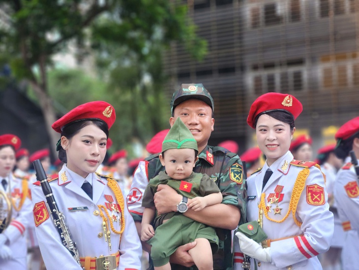 TPHCM rợp sắc cờ, chật kín người dân xem sơ duyệt diễu binh, diễu hành- Ảnh 10. TPHCM rợp sắc cờ, chật kín người dân xem sơ duyệt diễu binh, diễu hành- Ảnh 10.