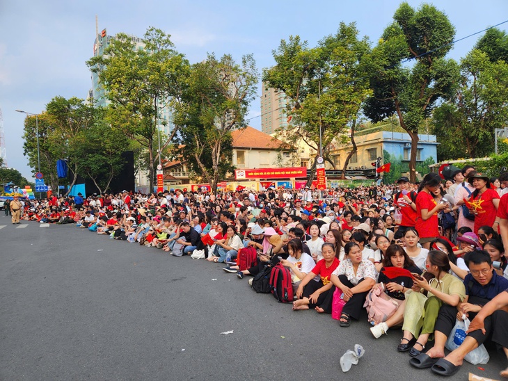 TPHCM rợp sắc cờ, chật kín người dân xem sơ duyệt diễu binh, diễu hành- Ảnh 4. TPHCM rợp sắc cờ, chật kín người dân xem sơ duyệt diễu binh, diễu hành- Ảnh 4.