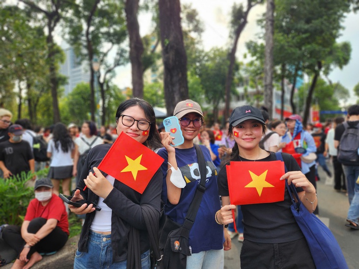 TPHCM rợp sắc cờ, chật kín người dân xem sơ duyệt diễu binh, diễu hành- Ảnh 6. TPHCM rợp sắc cờ, chật kín người dân xem sơ duyệt diễu binh, diễu hành- Ảnh 6.