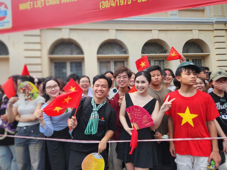 TPHCM rợp sắc cờ, chật kín người dân xem sơ duyệt diễu binh, diễu hành- Ảnh 2. TPHCM rợp sắc cờ, chật kín người dân xem sơ duyệt diễu binh, diễu hành- Ảnh 2.