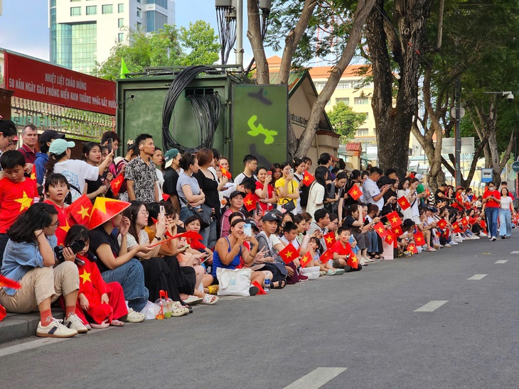 TPHCM rợp sắc cờ, chật kín người dân xem sơ duyệt diễu binh, diễu hành- Ảnh 7. TPHCM rợp sắc cờ, chật kín người dân xem sơ duyệt diễu binh, diễu hành- Ảnh 7.