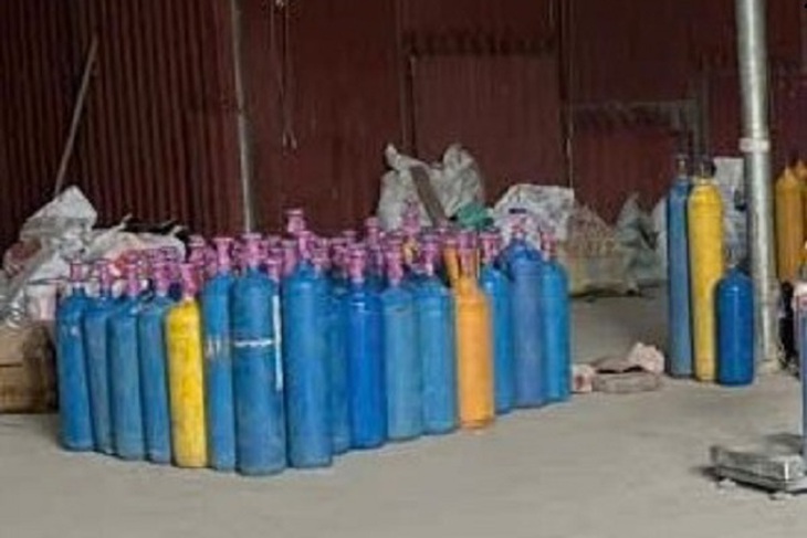 Tạm giữ hơn 3 tấn khí nghi là khí cười để điều tra nguồn gốc- Ảnh 2.