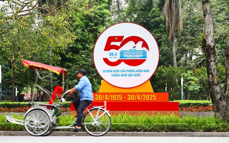 Hà Nội rộn ràng không khí kỷ niệm 50 năm Ngày Giải phóng miền Nam thống nhất đất nước