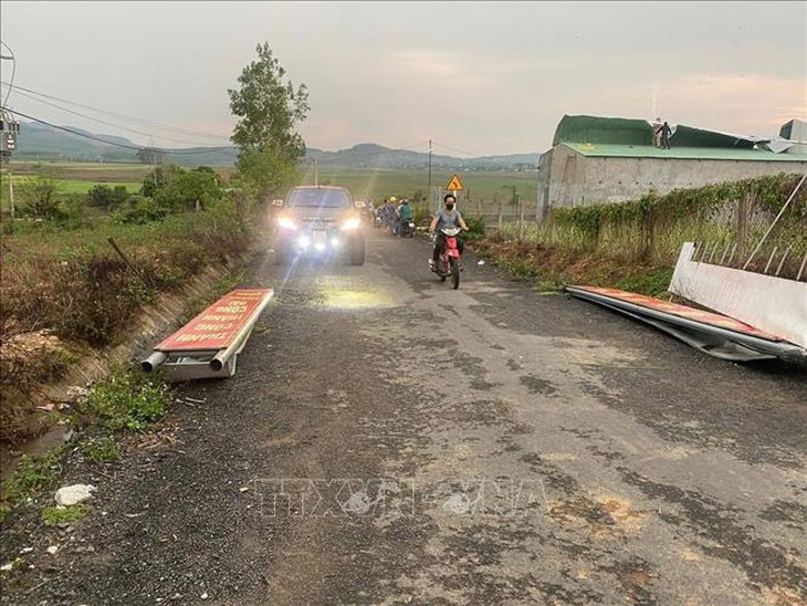 Dông sét làm 2 người thương vong và nhiều nhà tốc mái ở Kon Tum- Ảnh 2.