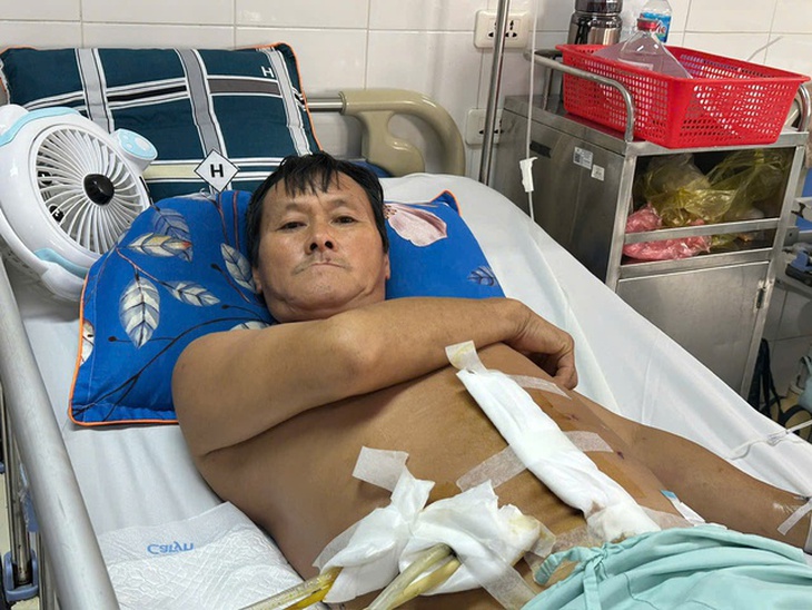 Hoàn cảnh khó khăn của gia đình người đàn ông dân tộc H'Mông cần được giúp đỡ để điều trị bệnh- Ảnh 1. Hoàn cảnh khó khăn của gia đình người đàn ông dân tộc H'Mông cần được giúp đỡ để điều trị bệnh- Ảnh 1.