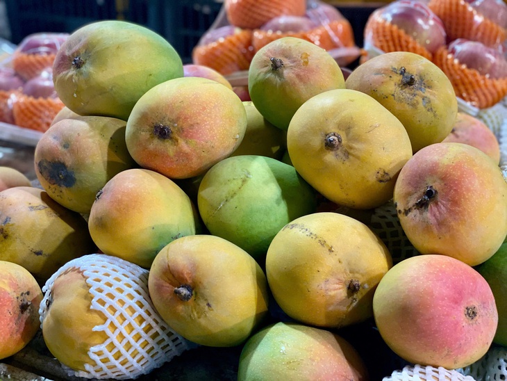 Xoài vào mùa giảm giá sâu, bán tràn ngập thị trường chỉ hơn chục nghìn đồng/kg- Ảnh 1. Xoài vào mùa giảm giá sâu, bán tràn ngập thị trường chỉ hơn chục nghìn đồng/kg- Ảnh 1.
